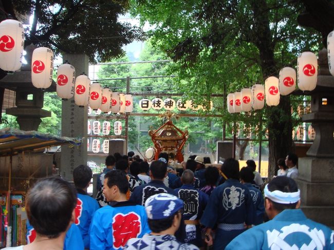 ９月２３日近所の神社祭りを覗いてみると、神輿を囲む人垣が目に入った。祭りは日本人の心だよね！観ていてそんな感情が湧いてきた。