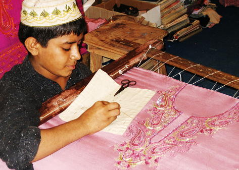 「Pakistanカラチの地域別Shopping情報　タリク・ロード　ラビ・センター編」<br />（長ったらしくてすみません）からのつづきです。<br /><br />スパンコール刺繍はこんなに小さなうちから修行を始める・・・。<br /><br /><br />どこのショッピング・モールにも生地屋のそばには縫製屋や刺繍のコーナーがあるのですが<br />クリフトンのこのビルの一階は生地屋はほとんどなくて職人達だけのモールです。<br />バーベキュー・トゥナイトのあるビラワル・ランドアバウトからチャイナ・タウン（という中華レストラン）へと向かいチャイナ・タウンのひとつ手前のビル。<br />一階外側は新しくできた地元風ファーストフード店やコピー屋などです。<br /><br />★Pakistan 179編＆ジャンル別サイトマップ7編　あわせてぜ～んぶのサイトマップ<br />http://4travel.jp/traveler/tougarashibaba/album/10406139/<br /><br />?　Pakistan カラチ生活ガイド　サイトマップ　Living Guide in Karachi <br />http://4travel.jp/traveler/tougarashibaba/album/10227449/ <br />