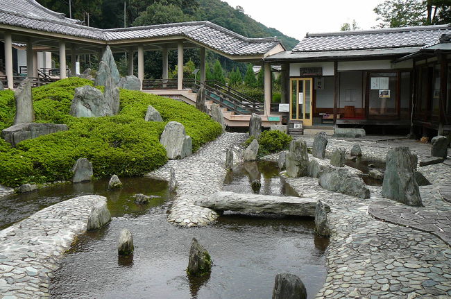 　枯山水とは日本の庭園の中でも代表的な様式で水を用いずに山水の風景を表現する、特に室町時代の禅宗寺院で発達しました。　昭和の作庭家として活躍した重森三玲は京都を拠点に全国に約200の庭園や茶室を設計しています。力強い石組みやモダンなコケの地割が大きな特徴です。<br />　京都に残る三玲作の名園をめぐってきました。<br />→大徳寺（瑞峯院独座の庭）→重森三玲旧宅の庭園→東福寺（方丈・龍吟庵庭園）→光明院（波心の庭）→松尾大社（曲水・上古・蓬莱の庭）→<br />　道中に大徳寺、吉田神社、東福寺、正覚庵、松尾大社をゆっくり散策して来ました。<br /><br />松尾大社庭園<br />　松風苑三庭<br />　松尾大社の庭園は、重森三玲氏(1896〜1975)が造られたもので、昭和50年に完成しました。三つのお庭からなり、庭園への入り口を入ると「曲水の庭」（写真）があります。曲水の庭は華やかな平安時代を表現しています。曲水の庭を抜けると「即興の庭」「上古の庭」があります。上古では社殿はなく、山中の巨岩などが神霊の宿る聖地（磐座、または、磐境・いわさかと言います。）とされていました。一面に植えられた丹波笹の上に多数の石で神々の姿を表しています。鳥居を入ってすぐの参道北側に「蓬莱の庭」があります。鎌倉期に代表される回遊式庭園を取り入れたもので、不老不死の仙界にあこがれる蓬莱思想を表現しているものです。