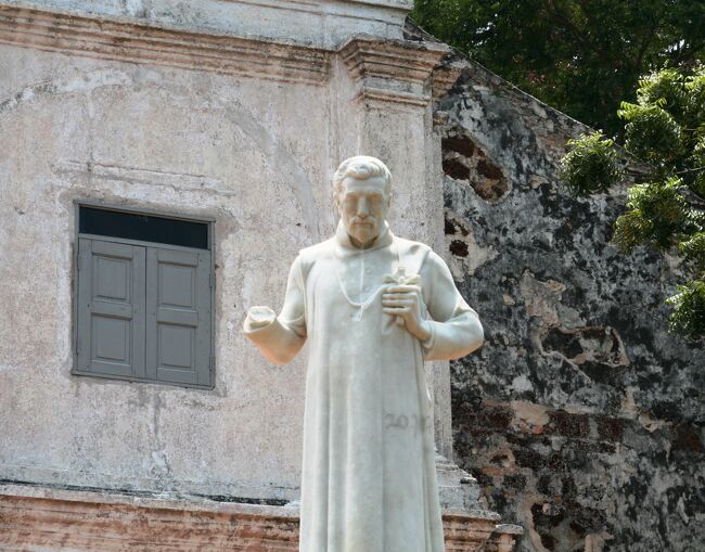 9月21日の旅行写真の続きです。16世紀の初頭にポルトガルによって建設されたセント・ポール教会の見学です。今は廃墟になっています。(ウィキペディア、JTBワールドガイド・マレーシア・ブルネイ)