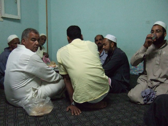 3日目は砂漠のオアシス、バフレイヤへ2泊3日で出かけます。<br />カイロの宿“ペンションさくら”でセットしてもらったツアーです。<br />（1人催行のため割高の175ドル）<br />朝から想定外の出来事続きの1日でした。<br />