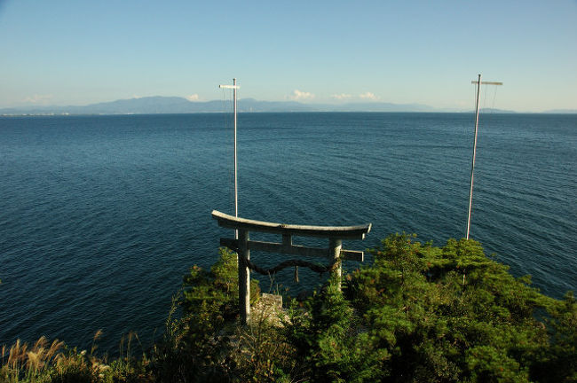 　知り合いの人からいただいた観光船のチケットを握り締めて妻と竹生島へ。日本一広い湖琵琶湖には島がある。ろくに調べないで出発した竹生島。船が島に近づくとその断崖絶壁の上に張り付くようにある建物に驚く。<br />　そして上陸。帰りの船は島を観光してゆっくりと休みが取れる１時間後にやってくる。のんびりと島内を周ろうとしたが、予想外の急階段に悪戦苦闘。バテバテになりながら船着場へ。おみやげ物屋さんで一服。人懐こい店のおばさんが印象に残った。<br />　船は一直線に彦根港へ。あっという間の船旅。何か不思議な雰囲気な島だったなあ〜。