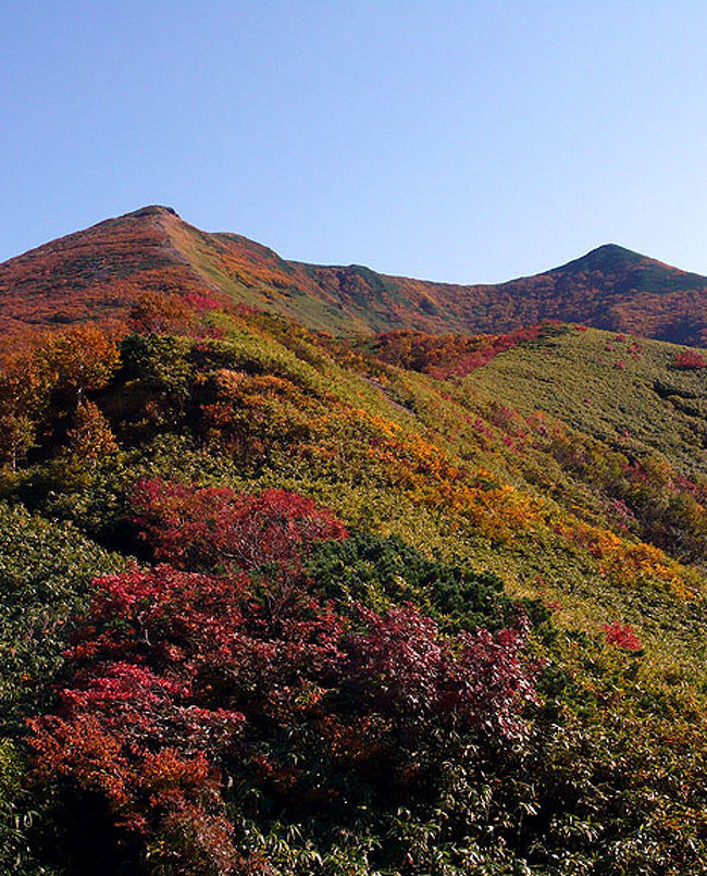 10月の三連休、天気予報では道央地方で晴れるのは土曜日だけとか。しかもニセコ近辺は紅葉の見ごろとの情報が。これは行くしかないっしょ！<br /><br />金曜の夜、会社から帰宅してから登山道具一式と温泉道具を準備して玄関に並べてみる。そしてみごとに遅れて帰宅してきた旦那にニセコに連れて行かざるを得ないというプレッシャーを与えることに成功！ということで、土曜日朝7:00、自宅を出発しニセコに向かったのでした。<br /><br />ニセコに向かう道中の空は快晴。途中の中山峠でも羊蹄山を望むことができました。うーん、これはきっとニセコアンヌプリも晴れてるに違いない。ニセコアンヌプリから見る羊蹄山はさぞかし雄大だろーなー。楽しみー。<br />