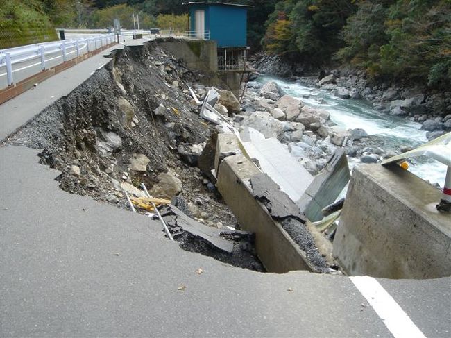 この日の午後は宮崎の山中をドライブ<br />阿蘇→高森峠→蘇陽→五ヶ瀬→椎葉→湯前→人吉<br /><br />約一月半前の豪雨で道路がところどころ崩れていて結構怖かった<br />特に最後の県境越えは途中で日が暮れるのではないかと気が気ではなく，しかも通り抜けてみるとそこは通行止め区間（！）