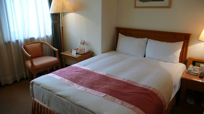 今回の台北旅行で泊まった「天成大飯店」のシングルルームの様子です。３泊ともシングルルームで手配していましたが、２日目の暴風雨時に部屋に雨水が染み出て来たので、ルームチェンジをお願いしたら、２〜３泊目は空いていたツインルームに変更になりました。