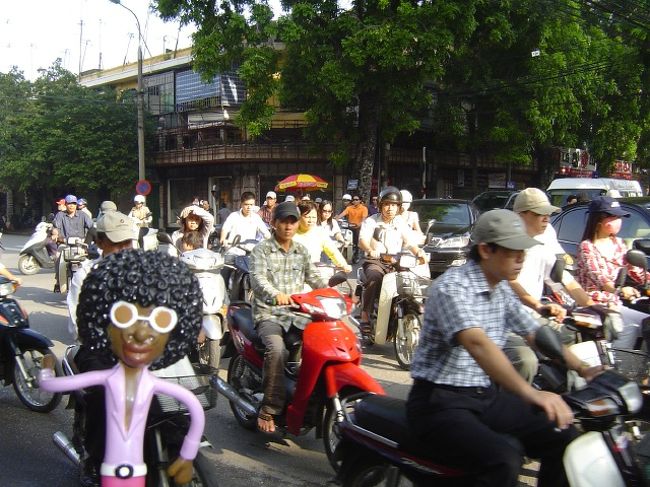 2日目は、早起きしてガイドさんのピックアップ時間までハノイを散策しました。バイクの量が半端じゃないハノイは空気が悪く、信号もあってないようなもので道を渡るのにかなり苦労しました。最初の方は怖くて全く渡ることが出来ませんでしたが、なんとかコツを掴み道を渡り渡ってやっと「大教会」にたどり着くことが出来ました。距離としてはホテルからかなり近いはずなのにみすたぁ達にとっては朝から大冒険でした。<br /><br />サンさんにピックアップされ向かったのは「ホーチミン廟」。ベトナム人が敬愛する建国の父、ホーチミンが眠る廟です。アンラッキー、いやみすたぁ達にとってはラッキー？！なことにこの日は金曜日だったので中に入ることが出来ず、別の場所を観光出来ました。高床式の「ホーチミンの家」、「一桂寺」、「文廟」を回り、ハノイ観光もクライマックスを迎えるのでした。<br />