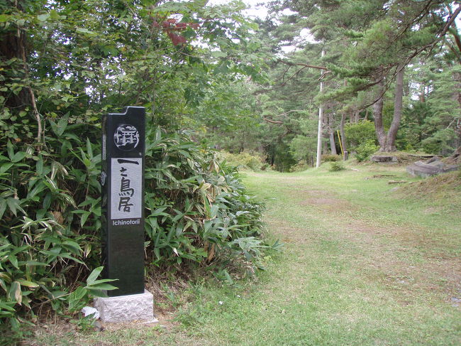 以前、戸隠の山を車で走っていると、「戸隠古道」の看板を見つけました。戸隠山に続く修験道の道では？と、記憶の片隅に会ったのですが、今年に入って、戸隠イヤーと観光に力を入れている様子。その一環として６月に戸隠古道を歩くツアーが開催されました。<br />今回はそのツアーを真似して戸隠古道を歩いてみました。