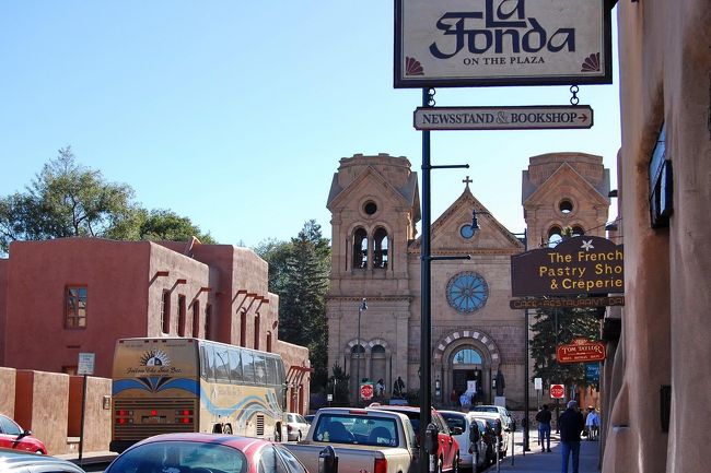 Columbus Dayの3連休にニューメキシコ州サンタフェへ行ってきました。<br />1607年スペインの統治下に置かれたサンタフェはアメリカで最も古い州都であり、また最も高地にある都市でもあります。古いアドービ(日干し)煉瓦の建物と並んで新しいものも同じ外観で統一されていて、町全体がタイムスリップしたような雰囲気。アメリカでありながらアメリカではない何処か・・・にいる気がしました。この旅のキーワードは「最古」です。<br /><br />アメリカでは人気の観光地ですが、日本発のサンタフェ情報が少なかったのが意外でした。あの写真集で知名度は高いのに…。<br /><br />のんびりと街をぶらぶらしたり、周辺のネイティブ・アメリカンの居住地へドライブをして満喫した3日間でした。<br /><br /><br />*The Official Travel Site for Santa Fe<br />http://www.santafe.org/<br /><br />*アメリカ西部5州政府観光局<br />http://www.uswest.tv/newmexico/nm_02_a.html<br /><br />*Wikitravel: Santa Fe<br />http://wikitravel.org/en/Santa_Fe_%28New_Mexico%29