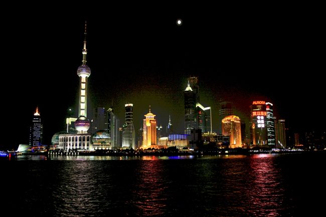 上海の南京東路から外灘での夜景です。<br /><br />美しいの一言、、、<br />すごい人、人でした。