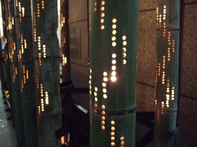 今年は熊本城をテーマにしたいろんなイベントが予定されています。<br />今週末は場内の広場に特設会場では熊本よさこい踊りがあります。<br /><br />写真の灯りは孟宗竹に細工を施した行灯です。<br /><br />熊本のメイン通りのイベント広場に開設されています。<br /><br />青い竹の香りからかもし出すオレンジ色の小さな灯り、つとめ帰りの人々の心を優しく包んでくれそうな灯りです。