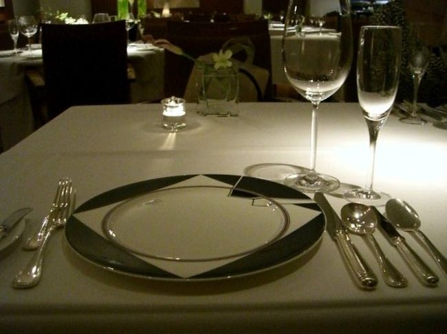 いつもおいしいディナーを一緒に食べに行ってくれる<br />Hさんのバースデーも兼ねてもディナーに<br />新宿の西口にある、ヒルトンホテル内にあるメインダイニングの<br />トゥエンティワンに行きました。<br />写真はテーブルセッティングです。<br />大人な感じのレストランでした。