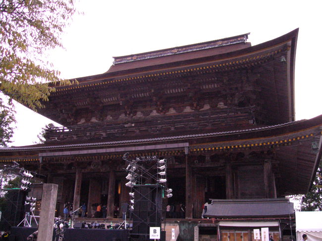 本当の目的はこちら。吉野山の金峯山寺、蔵王堂です。吉野こそ桜の時期しか来たことないので、まだ紅葉にもならない山とお寺は純粋に雰囲気を楽しめて、迫力満点＆新鮮でした。