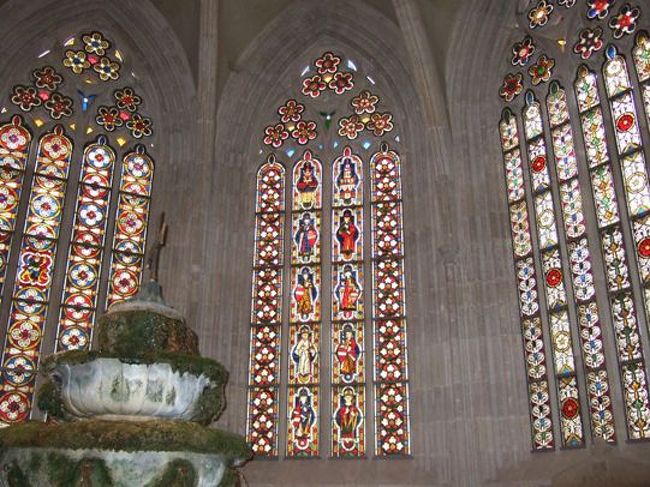ウィーンの森の名所のひとつであるハイリゲンクロイツ修道院を訪れました。<br />ウィーン市内から約30kmに位置するシトー派の男性修道院であるハイリゲンクロイツ修道院は、1135年にレオポルド３世がシトー会に入会した息子オットーの願いにより、創立されました。<br />ハイリゲンクロイツは、聖なる十字架という意味で、イエス・キリストが磔にされた十字架の木片の一部がこの修道院に運び込まれたことからその名前がつけられたそうです。 <br /><br />  <br />