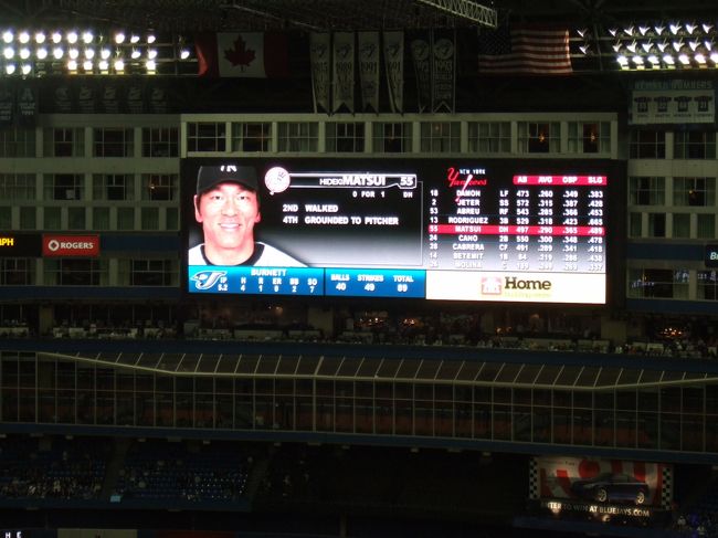 9月11日からのトロント出張。仕事が順調に片付き、13日夜にMLB観戦が叶いました。<br /><br /> 球場はロジャース・センター(旧スカイドーム)。世界最高の高さを誇る(らしい)CNタワーの隣です。市内中心部からもすぐ近く、宿泊ホテル(シェラトンセンター)からタクシーで5分ほどでした。<br /><br /> 残念ながらブルージェイズは優勝争いから脱落、来季を見据えた戦いの最中。そんな状況から当日券も十分あり。日本流にいえば、S指定席からC指定席までどこでも購入可能でした。<br /><br /> 我々の選択は、最上階の最安価席。わずか9ドル。日本の外野席より安いです。日本ですと本塁に近い方が高いですが、こちらでは、低層階(グランドレベル)が最も高く、上に行くほど安くなる価格設定です(勿論同じ階なら本塁寄りが高いですが)。<br /><br /> 球場の雰囲気、メジャーリーグの雰囲気を楽しむなら、高層階でも十分。ツアーで申し込むと、送迎つきで1万円近くするそうなので、個人手配が断然おトクです。<br /><br /> 高かったのはビール。1杯8ドル!東京ドームより高い!!もっとも結構寒かったので、日本での観戦時のようにグビグビとは飲みませんでしたが…。<br /><br /> 試合後は近くのホテルの乗り場でタクシーをつかまえられると聞いていましたが、結構並んでいたので、20分ほどブラブラ歩いて帰りました。男だけでしたし、大通りを歩けば治安の不安は感じませんでした。