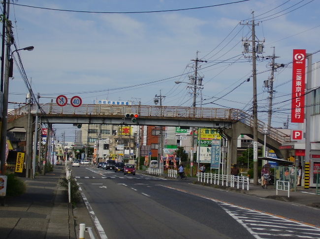 清須市西枇杷島町の県道６７号線（名古屋祖父江線／旧国道２２号線）には、日本最古の歩道橋があります。これは1959年（昭和34年）6月27日に造られたもので、全長46.8ｍのコンクリート造り、今でも現役として活躍しています。<br />この道路は、清洲城と名古屋城を結んでおり、遥か昔の清洲越しの時には、この辺りを通って人々の往来がさかんに行われたと想像するとなんとなく趣を感じます。<br />この歩道橋が造られてから4年後の1963年4月25日に、大阪駅前に歩道橋が造られ、どういうわけかその4月25日が「歩道橋の日」となっています。