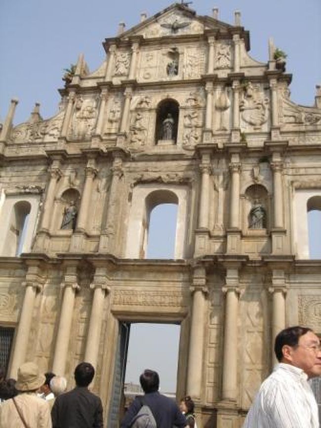 超ダッシュの中1日旅行!!…超久しぶりの陸旅行???<br />何が凄かったかって??<br />ビルが凄かったです!乱立しまくり!!<br />地震がない+地価がめちゃ高いという事で、とにかく建物がどれもコレもメチャ高層!!<br />で、自由行動は、世界遺産のマカオに行ってきました!<br />ヨーロッパとアジアの混沌…パワーを感じました。<br />で、カジノでボロ儲けをしようと思ったのですが…ゲームのルールがわからなかったので、泣く泣く諦め…<br />マカオタワーで、世界ギネスだというバンジージャンプをしてきました。<br />…超怖かったけど、終わった後の快感は格別!!<br />何と!!ここでデジカメのバッテリーが切れてしまい!!香港の100万ドルの夜景の写真が撮れませんでした(泣)!!<br />香港の2階建てバスも楽しいですよ♪<br /><br /><br />