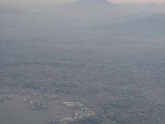 高曇りの中の富士山を空撮・・・大阪出張