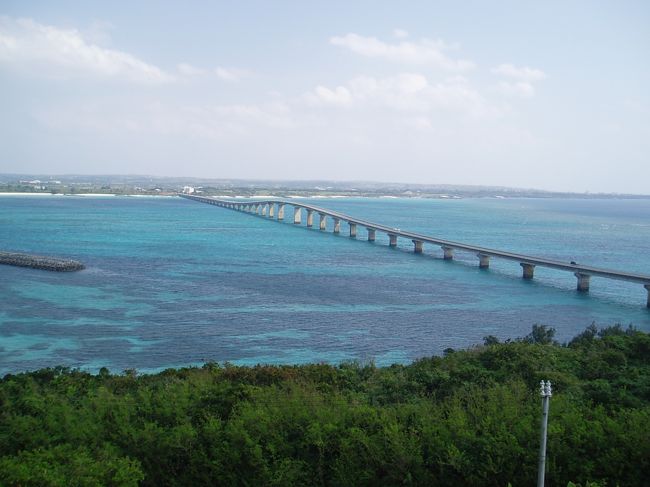 波が高く、予定していたボートシュノーケルに出る事が出来なかったので、かわりにレンタカーでドライブ。来間島の来間大橋を渡り、竜宮展望台へ向かいます。なんとも美しい海のブルーでした。