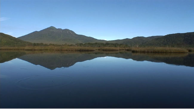 燧ケ岳（ひうちがたけ）は、福島県に鎮座し東北最高峰の標高を誇る火山です。尾瀬ヶ原からはその風格ある山容を楽しめます。特に池塘に映る逆さ燧ケ岳が絶品で、どの池塘に映るか探し回ることも尾瀬散策の楽しみの一つです。<br /><br />この旅行記の動画もありますので、お時間がありましたら以下のURLの動画もご覧くださいね。<br /><br />http://www.healing-japan.tv/spot-237.html