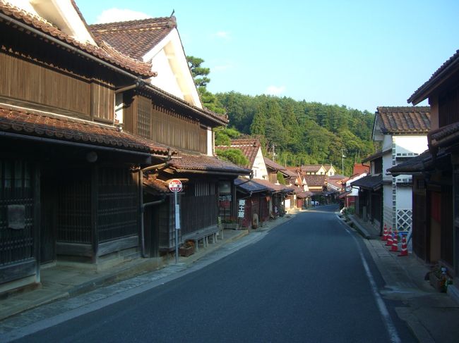 ●吹屋ふるさと村<br /><br /><br />標高５００Mの山合いに、塗込造りベンガラ格子の堂々とした町家が建ち並んでいるこの町は、江戸時代から明治にかけて、中国筋第一の銅山町に加えて幕末から明治にかけてベンガラという特産品の生産が重なり、商業地として大いに栄えた面影を色濃く残していて昭和４９年１２月に県の「ふるさと村」にも指定され５２年５月文化庁選定、国の重要伝統的建造物群保存地区として選ばれました。<br /><br />※ベンガラ（オランダ語）は、赤色顔料のひとつで酸化第二鉄（赤色酸化鉄、酸化鉄）からなり、かってインドのベンガル地方産のものを輸入したために「べんがら」と名づけられたようです。<br />着色力・隠蔽力が大きく、耐熱性・耐水性・耐光性・耐酸性・耐アルカリ性のいずれにも優れており、安価な上無毒で人体にも安全なため非常に用途は多い。セメントやプラスチック、ゴムの着色、塗料・インク・絵具等に用いられる。<br /><br /><br />又ここでは横溝正史の「八つ墓村」でお馴染み昭和５２年の渥美清や平成８年の豊川悦司が扮する金田一耕介が訪れなぞ解きに挑戦。<br />他にも「獄門島」や「裸の大将」などの撮影も行なわれ全国的に知られる様になり多くの観光客が訪れるようになりました。<br /><br />◆晴れの国　岡山　『観光かわら版』◆<br />http://4travel.jp/traveler/comeva/album/10432651/<br /><br />◆晴れの国　岡山map◆<br />http://waiwai.map.yahoo.co.jp/map?mid=KPuHK1HEmNHv1I_rG3Uk39lKoqiLoPVY7g-- <br /><br /><br /><br />