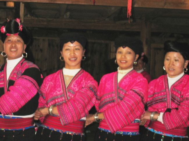  4月23日の旅行写真の続きです。川沿いの先住民族のチワン族の方のレストランで昼食の後、ヤオ族村で歌と踊りを見学しました。