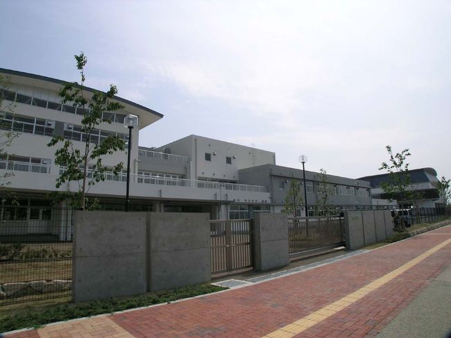 福岡市の人工島｢アイランドシティ｣内にある照葉小学校に行きました。隣接する中学校の工事がまだ終わっていませんので、未完成ですが。