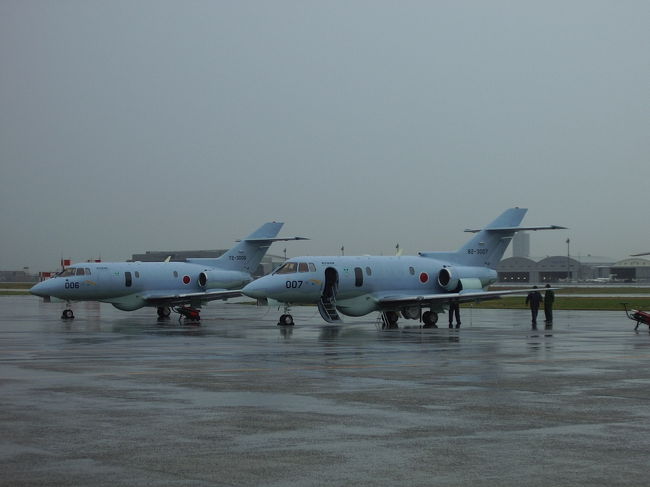 昨日、航空自衛隊小牧基地「航空祭」に行ってきた。<br />駐車場、シャトルバスも無料、さすが防衛省！<br />雨にもかかわらず、大勢の見学者、普段は入れない基地内でのイベントは結構楽しめた。<br />テレビでよく見るような派手なブルーインパルスの飛行はなかったけれど、近くでみるアクロバット飛行は素晴らしかった。