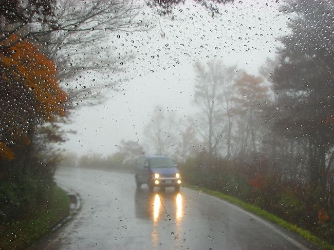 山道の紅葉は　車窓から　綺麗　綺麗　の声<br /><br />　目的の浄土平は土砂降りでした。