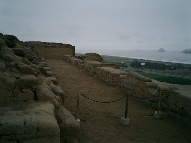 　　　パチャカマ神殿<br /><br />リマから３０キロほど南下した太平洋岸沿いに、パチャカマ遺跡があります。<br />紀元７世紀ころから建築からはじまって、土レンガを中心につくられた大きな宗教都市の遺跡です。<br />その後、インカによってパチャ（天地）カマ（創造者）、天地創造者と名付けられました。<br />太陽を主神とするインカにも尊敬され、インカはこの遺跡の最上部に太陽の神殿、月の神殿をたててパチャカマとともに祀りました。<br />１５６３年スペイン人が侵入し、金銀欲しさに都に火を放ち、以後都市は、砂漠のなかに眠る廃墟となってしまいました。