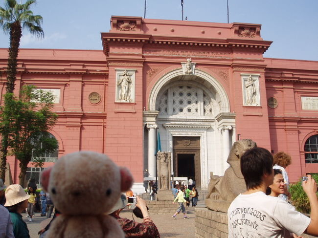 この日は朝から聖ジョージ教会へ。近くのエジプトの教会（コプト教会）へも案内してもらいました。<br /><br />モハメド・アリ・モスクを見学し、どきどきのハーンハリーリ・バザールへ。<br /><br />昼食はなぜか中華。。。その名もPEKING。でも、ここであったか〜いウーロン茶をいただき、久々にほっとしました。<br /><br />午後は考古学博物館に。すっごく広いというわけではないけど、展示物が多すぎて時間が足りませんでした。<br />ここでは館内の写真撮影禁止のため、外の写真しかありません。<br /><br />オプションの「スフィンクスの音と光のショー」は、あんまり・・・。という噂を聞いたのでパスしました。<br /><br />