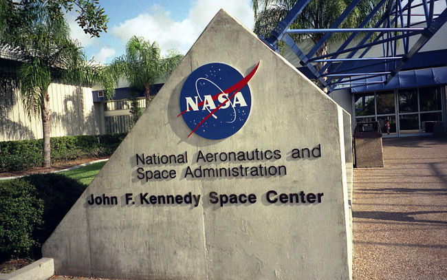 翌日は少し遠出です。<br /><br />約2時間かけてケネディスペースセンターに行きました。当時はスペースシャトルの初回打ち上げからあまり年月が経っていなくて、わりとトレンドな場所でした。本物のスペースシャトルが見れたらいいなあ、と思いながら、オーランドからケープカナベラルまで車を走らせました。