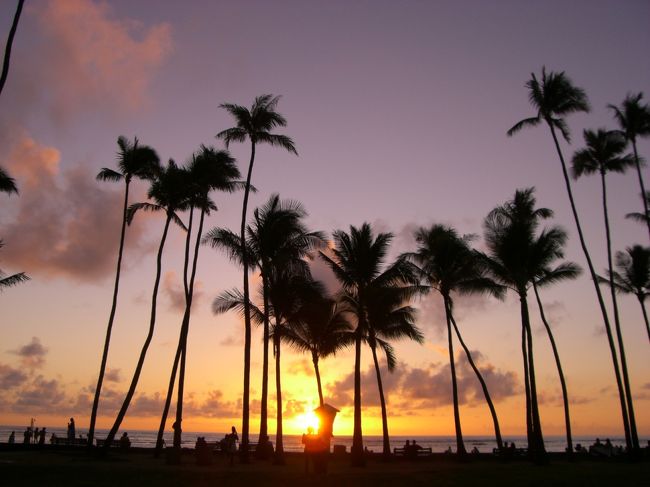 一ヶ月間の「vacation」と「try」の一人旅。<br /><br />ハワイと言う、多くの日本人が求める島には、シンプルに「風」「歌」「自然」「愛」が溢れていた。<br /><br />目的をあえても持たず、ただ本を読んでる日もあれば、ウクレレを夜中まで弾いている日もあれば、海に潜った３日間もあれば、サンセットを求めジョギングをする3週間もある。<br /><br />この突発的に決めた、大きな休暇は、時の流れを戻してくれて、近くにいた大事な人に気づかせてくれて、30分かけてじっくりと夕日を見つめる時間を与えてくれた。<br /><br />ハワイには「愛」がある。<br /><br />だから、人間は導かれて行くんだ。