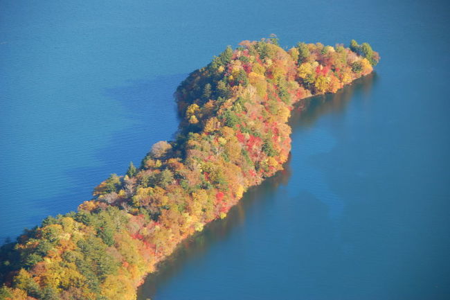 紅葉特集の雑誌で見た、中禅寺湖・八丁出島の紅葉をどうしても見たくて日光まで行ってきました。<br /><br />中でも一度見てみたかったのが八丁出島を付け根方面からという構図、いろいろ調べた結果半月山の展望台から見れるということのよう。<br /><br />半月山の展望台は、駐車場からやく徒歩で山道を20分、どこかのホームページにはだれでも簡単にいけるようなことが記載されていましたがそんなことはなく、前日の台風雨でぬかるんでいることもあって、結構しんどかったです。<br />それでも20分歩くと、小さな展望台に到着。<br />そこから見る中禅寺湖はまさに絶景でした。<br /><br />朝の7時に半月山、駐車場に通じる道が開くので、その時間までに中禅寺湖に着いているのが理想的です。