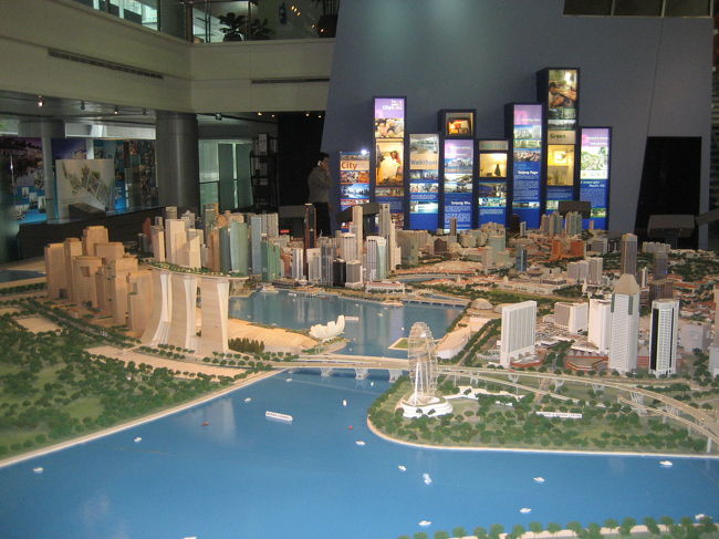 シンガポールの都市環境計画、再開発計画等は、URA（Urban Redevelopment Authority，都市再開発庁）によって行われています。<br />旅行記でシンガポールの近代的な景観の写真をよくみかけますが、全て、この再開発庁で全体構想等コントロールしている成果と考えます。<br />タンジョンパガーの地下鉄駅、マレー鉄道の駅からも近く、時間調整に訪問するのもおもしろいと思います。<br />シンガポール全体のモデルが作成され、１つ１つのビルまで再現されています。<br />シンガポールの知人と訪ねたら、ここが自分の家と個別のビルまで網羅しています。<br />シンガポールは都市国家ですが、隅々まで国の管理が行き届いています。（良いのか悪いのか？）