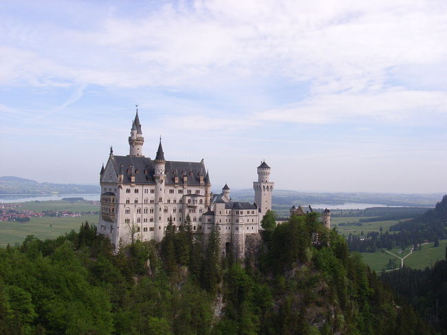 ドイツの最後を飾るのは‥<br />Disneyのシンデレラ城のモデル、ルードヴィッヒ2世のノイシュバンシュタイン城。<br />撮影禁止なのが残念。<br />スワンのモチーフが愛らしく、調度品はどこまでも贅沢。<br />キッチンは意外とハイテクで今と比べても立派。<br />このお城に行くまでが山登りでキツかった〜<br />