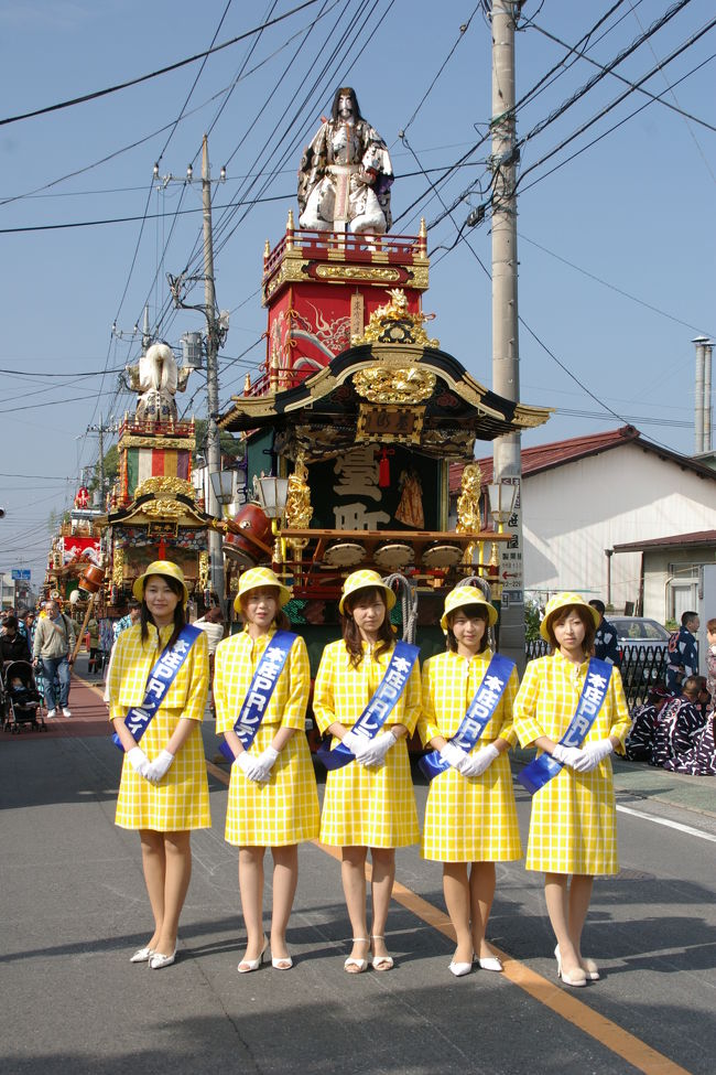 埼玉県北部の本庄は、江戸時代、中山道最大の宿場町でした。この本庄で毎年１１月２日、３日に行われる「本庄まつり」を見に行きました。<br />このお祭りは、本庄の鎮守様として親しまれている金鑚(かなさな）神社の例大祭で、晩秋の中山道を１０台の人形山車が曳かれる北関東随一の山車祭りです。（この日は、何故か諏訪町の山車が見られず、９台でした。）<br /><br />山車は、明治から大正に製作された江戸型で、４輪台車の上に囃子座と人形座が乗り、人形は上下します。<br />また、お囃子は、子供たちが代わる代わる演奏し、市民のお祭りとして親しまれています。