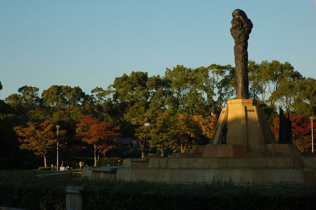 　大阪市内から電車で十数分。気軽に行ける服部緑地。全国の都市公園100選にも選ばれている立派な公園。大阪に住んで10年以上経つけど初めて行って来ました。<br />　丘陵南側に位置する公園。甲子園球場の33倍もの広さがあるそうです。<br />　公園内はバーベキューを楽しむ人、芝生で走り回る子供や犬、カメラを片手に写真を取る人など休日のひと時を楽しく過ごす人たちが沢山いました。<br />　公園内も綺麗に整備されているから遊ぶのには不自由しませんね。公園内の中心にある円形花壇からみる夕日はとてもきれいでした。