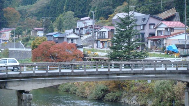 小雨が降ったり、やんだりした中で、温泉街で楽しみにしていた「夢あかり」「彩りのれん」など観光できず残念でした。<br /><br />画像は、部屋の窓から見た小国川と対岸の町並み。