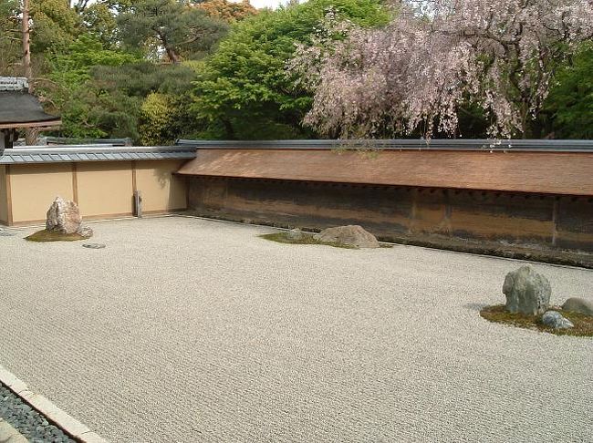 世界遺産、龍安寺に行ってきました。<br /><br />このあたりは、龍安寺、妙心寺、仁和寺、等持院といった有名寺院が集中するエリアであるにもかかわらず、平日ということもあって観光客の姿もあまり見受けられませんでした。<br />桜の時期には少し遅かったのですが、龍安寺の中で湯豆腐も食べれたし、半日がかりでゆっくりと堪能することができて満足でした。<br />