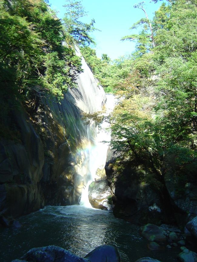 甲府旅行の帰りに、紅葉には少し早かったものの昇仙峡へ立ち寄りました。<br />このような渓谷を歩く機会がこれまではなかったのですが、自然の造形の美しさ、壮大さに触れることが出来、今後の旅の範囲が広がりそうな気がします。<br />山梨を訪れる方はぜひ、昇仙峡に立ち寄られることをお勧めします。