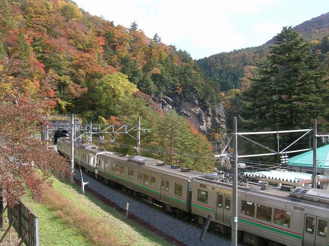 ＪＲ仙山線の面白山（おもしろやま）高原駅。<br />山形・宮城県境に位置し、トンネル出口すぐにホーム。<br />冬は、駅からすぐリフトに乗れるスキー場として人気。<br /><br />この面白山高原駅周辺は紅葉の名所としても有名。<br />その名も紅葉川渓谷！<br />今回初めて紅葉の時期に訪れました。<br /><br />