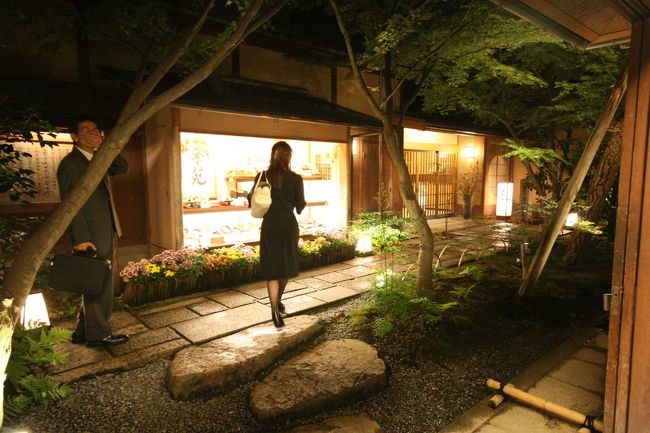 出張で京都に行きました。<br /><br />後半は、木～土の３日間。<br />やはり楽しみは夜のお食事です～♪<br /><br />「がんこ屋敷」という和食レストランでは、舞妓さんを<br />お招きし(？）踊りを鑑賞、ちゃっかり記念撮影もパチリ！<br />京都の夜を満喫できました～。<br /><br />◆この旅行記は、京都出張の後半です。また、ボンバルディア搭乗機と続いています～。<br /><br />☆京都出張（前半）<br />http://4travel.jp/traveler/marimari/album/10192649/<br />☆ボンバルディア搭乗機(Day編）<br />http://4travel.jp/traveler/marimari/album/10190197/<br />★京都出張（後半）<br />http://4travel.jp/traveler/marimari/album/10194942/<br />☆ボンバルディア搭乗機(Night編)<br />http://4travel.jp/traveler/marimari/album/10190197/<br />