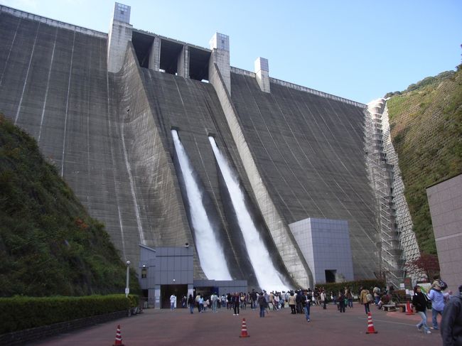 観光放流があると言うことで宮ヶ瀬ダムに行きました。ダムマニアでは、無いけどね。
