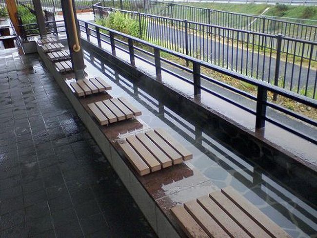 湖西市にある「道の駅 潮見坂」<br />ここに無料の足湯があります。<br />温泉ではないのが残念ですが<br />なかなか熱いお湯で足がポカポカ気持ちいいです♪<br /><br />2回目の訪問ですが・・・1回目のレポ、してなかったみたい。<br />画像を見つけ次第アップします。<br /><br />足湯以外にはレストランや売店もありますよー。
