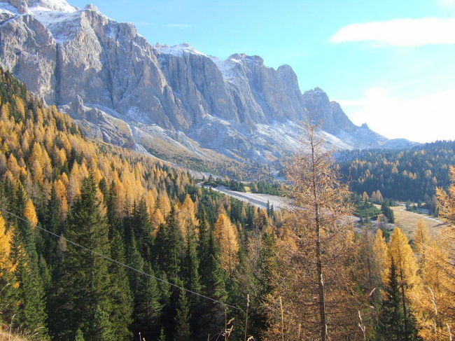 念願のイタリア・ドロミテ渓谷に行って参りました。<br />本当に美しい！！<br /><br />秋の紅葉と雪をかぶったアルプス山脈の美しさは、格別でした。<br /><br />初日は、ちょっと道を間違えて、「Klausen Chiusa」から「Cortina d&#39;Ampezzo」です。<br />「Cortina d&#39;Ampezzo」の手前の峠では、池が凍りつく程の寒さで、翌日、東側ルートをさくっと見てもうひとつの西側ルートを辿って、ガルダ湖へ抜ける予定が、猛吹雪のお陰で大変なことになりました。<br />相も変わらず波乱に満ちた旅です。<br /><br />