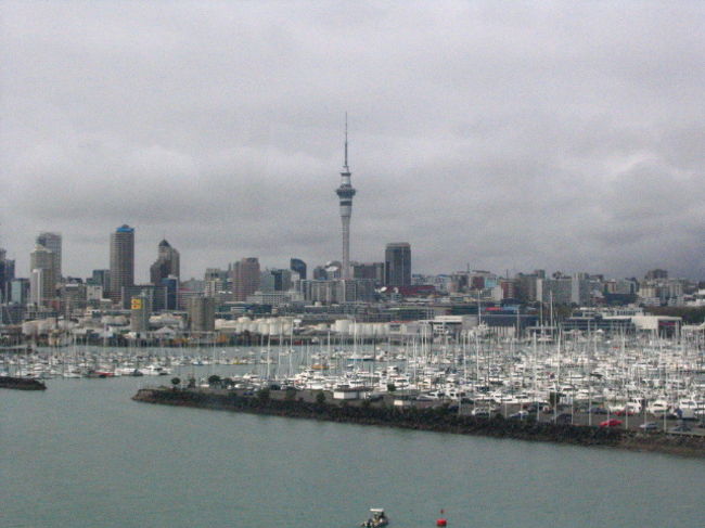 友達に会いにオークランドへ。滞在中１日しか晴れがなかった・・・。どうやら嵐が来ていたらしい。信号待ちで隣にいた親子のおやじが娘に、「嵐がくるぞぉー」と言っていた。１０日間のうち３日はバヌアツに行ってきましたー。