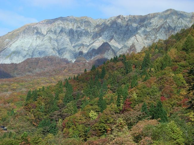 鳥取県西部にある大山に妻と行った。大山は国立公園に属しているが、関東では知名度がイマイチ低いが、西日本ではかなりメジャーな山である。標高が1,713ｍで、この程度なら2000ｍ級の山がたくさんある関東甲信越ではたいしたことないように思えるが、中国地方ではNO.1の高さである。海沿いにあり、裾野も広く周りに高い山がないため、ひときわ目立ち伯耆富士とも呼ばれる。スキー場も多く、冬季国体も開催されたこともある。また日本百名山のひとつであり登山客に人気の山である。昔、ちょうどこの時期に大山に行った時、紅葉の美しさに感動した。今回もその感動を求めて大山をドライブした。<br /><br />表紙：鍵掛峠からみる大山（伯耆町）　