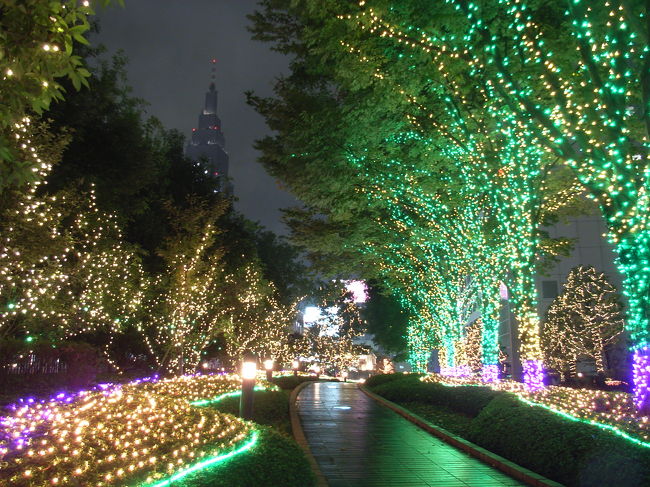新宿南口周辺のクリスマスイルミネーションが今年も点灯された。クリスマスには少し早いがちょっと早めのクリスマス気分を味わった。