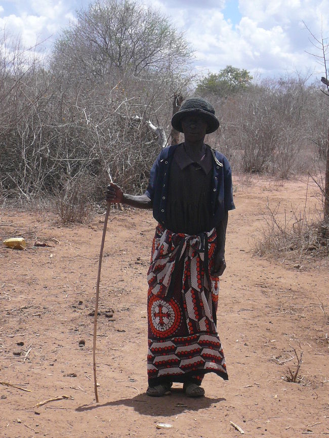 Kitui地区滞在2日目、小学校訪問のあと、ケニア人の友人の<br />Richard氏のご両親が住む村へ行きました。<br />学校から、数キロ離れた丘のふもと・・・<br />道がとても悪く、車でもたった数キロ進むのにかなりの時間が<br />かかってしまいました。<br />到着時、ご両親は牛追いのため不在でしたが、どこからか<br />戻ってきて、楽しいLUNCHタイムを一緒に過ごしました。<br />LUNCHは長男（Richardさん）嫁のColletaさんが腕を<br />振るいました。<br />私もお手伝いしましたよぉ〜。<br />美味しいチキン料理とケニアライスのランチでした。<br />LUNCH後、Richardママは牛に給水し、牛と共に村を後に・・・<br /><br />☆表紙の写真は小柄ではあるものの、マサイのオンナ！<br />「Richardママ」です。<br />牛追いから帰ってきたところ・・・かっこいい！！