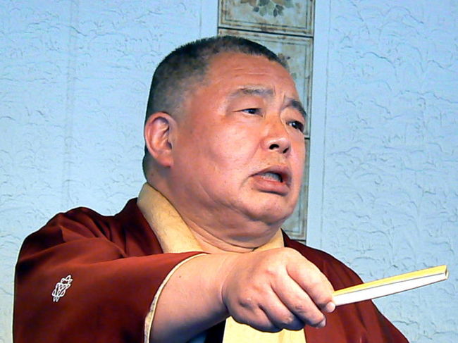 季刊で送られてくる簡単な情報誌(パンフレット)の中にウィスタリアンライフクラブ熱海で三遊亭圓龍(えんりゅう)師匠の落語会の案内がありました。「目黒のさんま」や「じゅげむ」等の子供向け古典落語本が好きな長男に伝えると、是非聞いてみたいというので、およそ半年振りにウィスタリアンライフクラブ熱海に行ってきました。本当は朝早く出て、熱海でみかん狩り等をしたかったのですが、宿題が終わっていないことが判明。結局自宅で昼食を食べて午後一時ごろの出発となりました。この日は落語会が目的なので特にリクエストはしていなかったのですが、アサインされたのはシアタールームでした。折角シアタールームで過ごすのなら何かDVDを楽しもうとコンビニに行って、WRC(世界ラリー選手権)のDVDを買ってきて、落語会までの間大迫力のミニシアターを楽しみました。